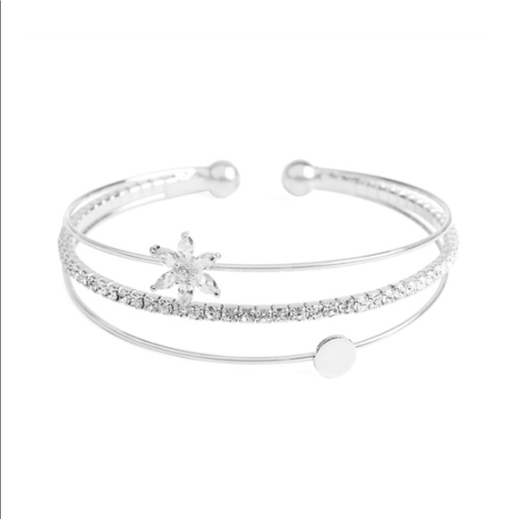 Jewelry - 🌼3/$15🌼Cubic Zirconia Flower Wire BangleBracelet